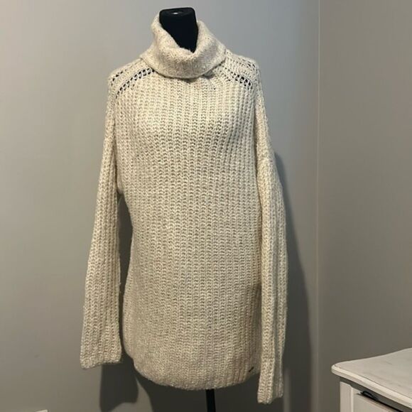 Abercrombie & Fitch Sweaters - Abercrombie and Fitch Medium cable knit sweater